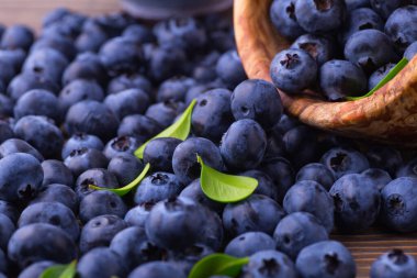 Metnin için fotokopi alanı olan taze yabanmersini arkaplanı. Vejetaryen ve vejetaryen kavramı. Yaban mersinli böğürtlenlerin makro dokusu. Yaban mersinli dokular kapanıyor.