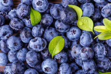 Metnin için fotokopi alanı olan taze yabanmersini arkaplanı. Vejetaryen ve vejetaryen kavramı. Yaban mersinli böğürtlenlerin makro dokusu. Yaban mersinli dokular kapanıyor.