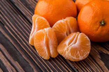 Tahtada portakal ya da mandalina.