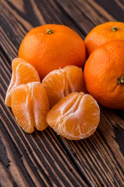 Tahtada portakal ya da mandalina.