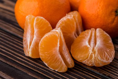 Tahtada portakal ya da mandalina.