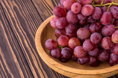 Ağaçta taze üzümler var. Sonbahar meyveleri