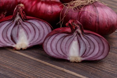 Kırsal ağaçta kırmızı soğan