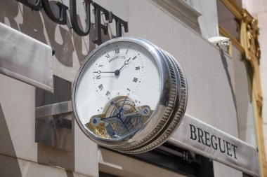 Avusturya, Viyana, Ağustos 2019. Binanın ön cephesinde mekanik saat. Pahalı bir İsviçre duvar saati Breguet 1775 ön cepheyi süslüyor 