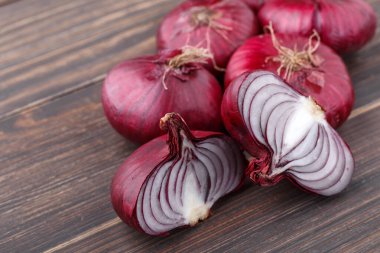 Kırsal ağaçta kırmızı soğan