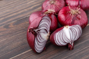 Kırsal ağaçta kırmızı soğan