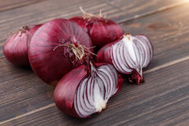 Kırsal ağaçta kırmızı soğan