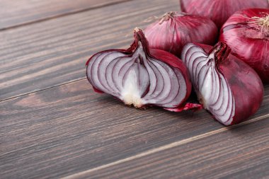 Kırsal ağaçta kırmızı soğan