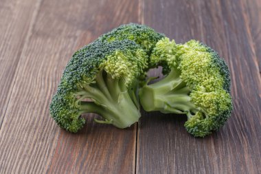  Diyet ve sağlıklı beslenme için bir sürü brokoli. Masada taze yeşil brokoli. Brokoli vitamin doludur. Diyet ve sağlıklı yemek için sebzeler..