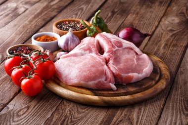 Tahta tahtada taze çiğ New York bifteği ahşap arka planda tuz ve biberli, köy usulü..