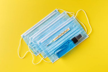 Koronavirüsü önle. Tıbbi koruyucu maske. Tek kullanımlık yüz maskesi ağız ve burnu kapatır. Sağlık sigortası Coronavirus karantinası, hijyen konsepti