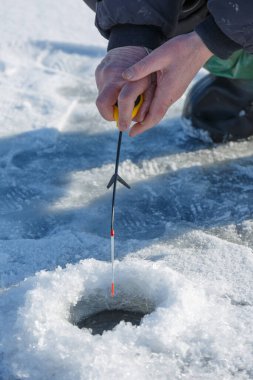 Balık tutmak için buzluk. Nehirde kış buzlu balıkçılık. Kış balıkçılık.