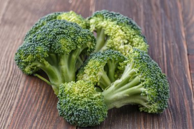  Diyet ve sağlıklı beslenme için bir sürü brokoli. Masada taze yeşil brokoli. Brokoli vitamin doludur. Diyet ve sağlıklı yemek için sebzeler..