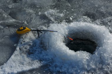 Balık tutmak için buzluk. Nehirde kış buzlu balıkçılık. Kış balıkçılık.