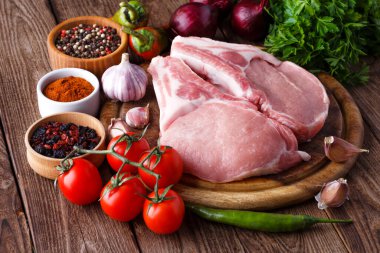 Tahta tahtada taze çiğ New York bifteği ahşap arka planda tuz ve biberli, köy usulü..