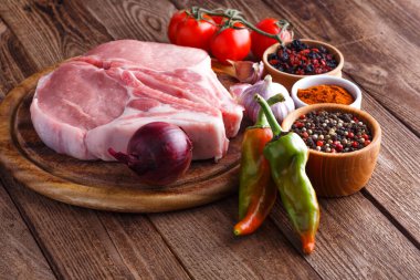 Tahta tahtada taze çiğ New York bifteği ahşap arka planda tuz ve biberli, köy usulü..