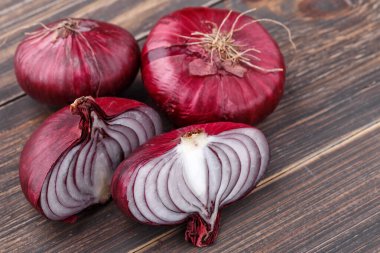 Kırsal ağaçta kırmızı soğan