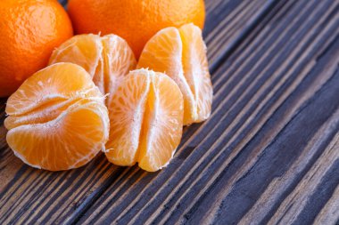 Tahtada portakal ya da mandalina.