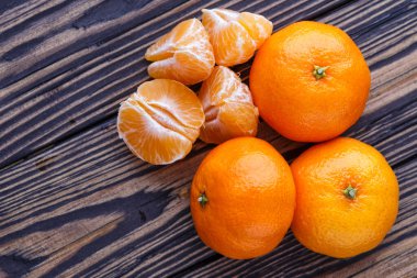 Tahtada portakal ya da mandalina.