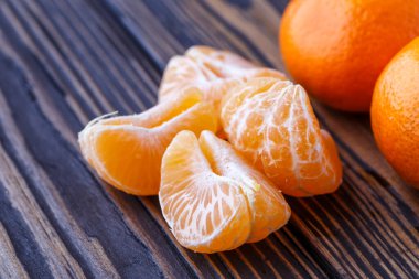 Tahtada portakal ya da mandalina.