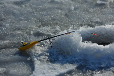 Balık tutmak için buzluk. Nehirde kış buzlu balıkçılık. Kış balıkçılık.