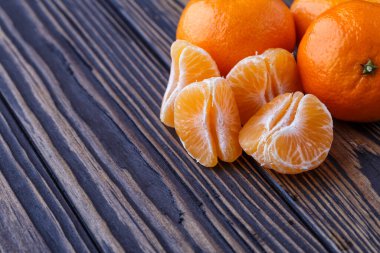 Tahtada portakal ya da mandalina.