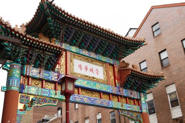 Philadelphia, ABD 15 Ekim 2021. Philadelphia 'daki Çin Mahallesi kapısı. Kapı 1984 yılında tamamlandı ve kardeş şehir Tianjin (Çin) ile ortaklığı temsil ediyor. 10. Cadde ile Arch Caddesi 'nin köşesindeki Çin Mahallesi Dostluk Kapısı