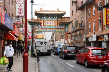 Philadelphia, ABD 15 Ekim 2021. Philadelphia 'daki Çin Mahallesi kapısı. Kapı 1984 yılında tamamlandı ve kardeş şehir Tianjin (Çin) ile ortaklığı temsil ediyor. 10. Cadde ile Arch Caddesi 'nin köşesindeki Çin Mahallesi Dostluk Kapısı