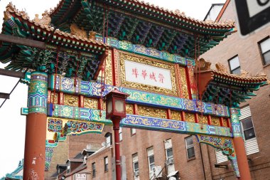 Philadelphia, ABD 15 Ekim 2021. Philadelphia 'daki Çin Mahallesi kapısı. Kapı 1984 yılında tamamlandı ve kardeş şehir Tianjin (Çin) ile ortaklığı temsil ediyor. 10. Cadde ile Arch Caddesi 'nin köşesindeki Çin Mahallesi Dostluk Kapısı