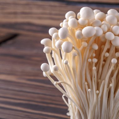 Fresh Enoki mantarları ve seçilmiş odak noktası. Enoki, Physalacriaceae familyasından yenebilir bir mantar türüdür.. 