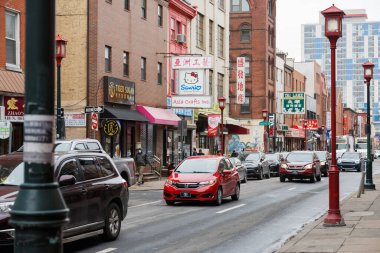Philadelphia, ABD 15 Ekim 2021. Philadelphia 'daki Çin Mahallesi kapısı. Kapı 1984 yılında tamamlandı ve kardeş şehir Tianjin (Çin) ile ortaklığı temsil ediyor. 10. Cadde ile Arch Caddesi 'nin köşesindeki Çin Mahallesi Dostluk Kapısı