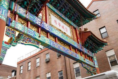 Philadelphia, ABD 15 Ekim 2021. Philadelphia 'daki Çin Mahallesi kapısı. Kapı 1984 yılında tamamlandı ve kardeş şehir Tianjin (Çin) ile ortaklığı temsil ediyor. 10. Cadde ile Arch Caddesi 'nin köşesindeki Çin Mahallesi Dostluk Kapısı
