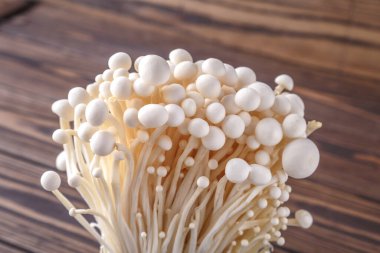 Fresh Enoki mantarları ve seçilmiş odak noktası. Enoki, Physalacriaceae familyasından yenebilir bir mantar türüdür.. 