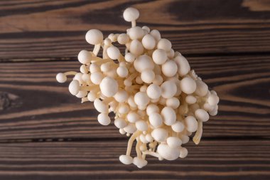 Fresh Enoki mantarları ve seçilmiş odak noktası. Enoki, Physalacriaceae familyasından yenebilir bir mantar türüdür.. 