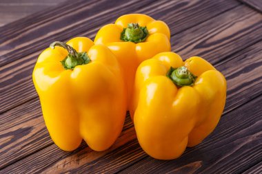 Taze Organik Sebzeler Sarı ve Kırmızı Paprika.Tatlı biber, kırmızı, yeşil, sarı biber