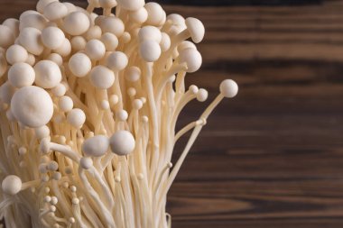 Fresh Enoki mantarları ve seçilmiş odak noktası. Enoki, Physalacriaceae familyasından yenebilir bir mantar türüdür.. 