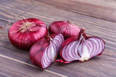 Kırsal ağaçta kırmızı soğan