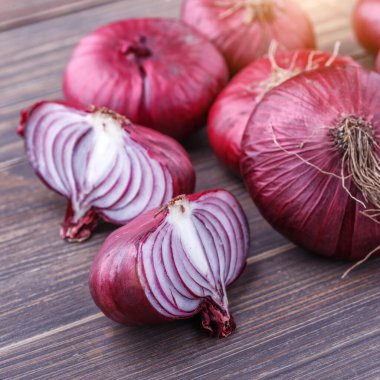 Kırsal ağaçta kırmızı soğan