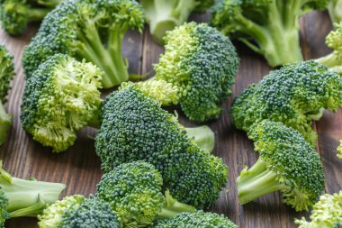  Diyet ve sağlıklı beslenme için bir sürü brokoli. Masada taze yeşil brokoli. Brokoli vitamin doludur. Diyet ve sağlıklı yemek için sebzeler..