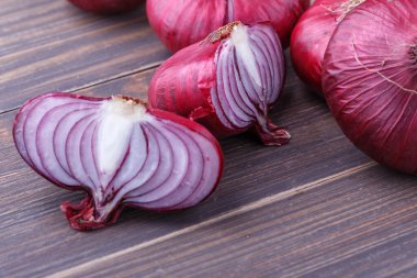 Kırsal ağaçta kırmızı soğan