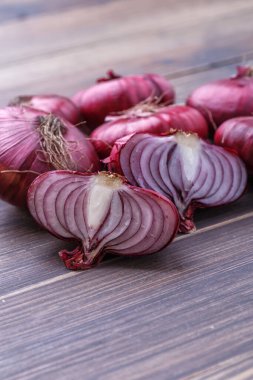 Kırsal ağaçta kırmızı soğan