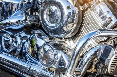 Motosiklet motoru kapanıyor. Krom motor parçaları. Pürüzsüz detaylar.