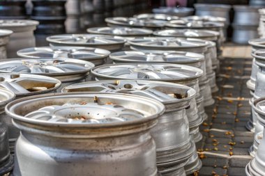 Tekerlek diskleri yakın çekim, galeride disket satışı. Krom tekerlekler modern özel tasarım. Kullanılmış alaşımlı araba tekerlekleri. .