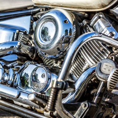 Motosiklet motoru kapanıyor. Krom motor parçaları. Pürüzsüz detaylar.