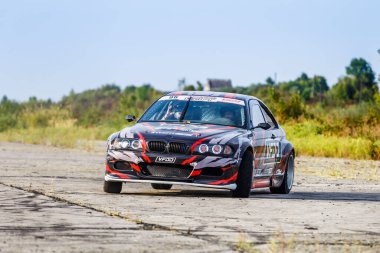 21-05-2021 Kiev, asfalt yarış pistinde sürüklenen Ukrayna arabası çok fazla duman, hareket bulanıklığı olan araba sürüş parkında hızlanan drift yarış arabasını kapatın.