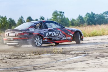 21-05-2021 Kiev, asfalt yarış pistinde sürüklenen Ukrayna arabası çok fazla duman, hareket bulanıklığı olan araba sürüş parkında hızlanan drift yarış arabasını kapatın.