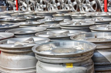 Tekerlek diskleri yakın çekim, galeride disket satışı. Krom tekerlekler modern özel tasarım. Kullanılmış alaşımlı araba tekerlekleri. .