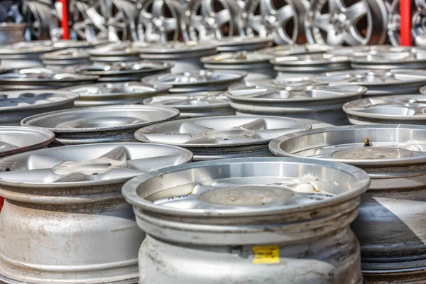 Tekerlek diskleri yakın çekim, galeride disket satışı. Krom tekerlekler modern özel tasarım. Kullanılmış alaşımlı araba tekerlekleri. .