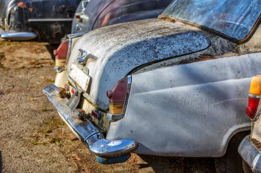 Khmelnitsky. Ukrayna. 20 Haziran 2021. Açık havada eski Sovyet arabaları. Sovyet döneminden kalma bir arabadan kurtuldum..