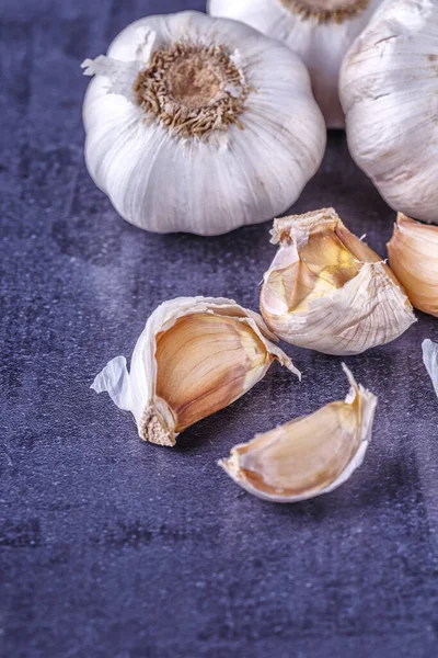 Knoblauch Und Knoblauchzwiebeln Auf Einem Schwarzen Tisch — Stockfoto